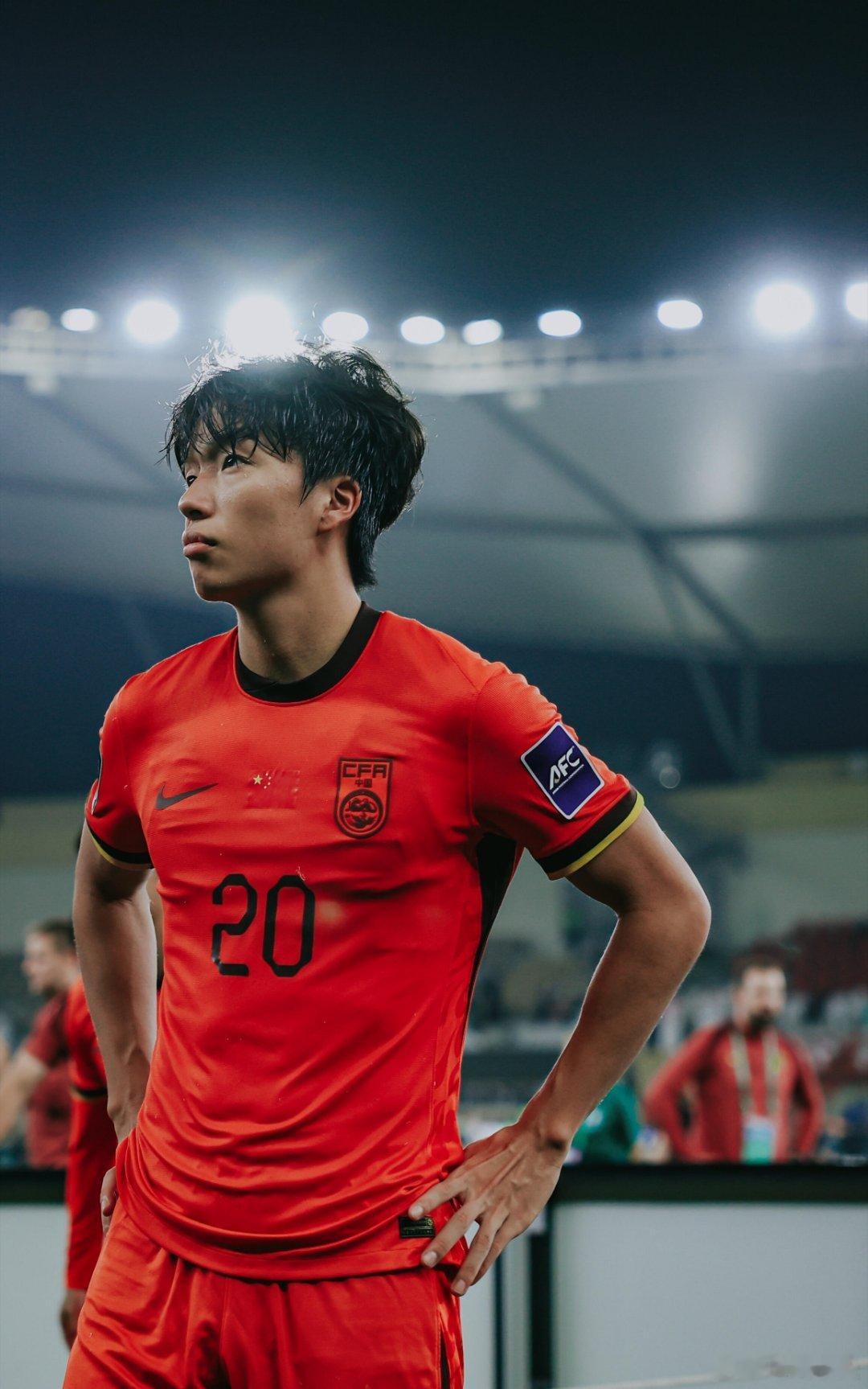 在2026年U23亚洲杯决赛中，中国男足0-4不敌日本队，虽创历史最佳战绩屈居亚