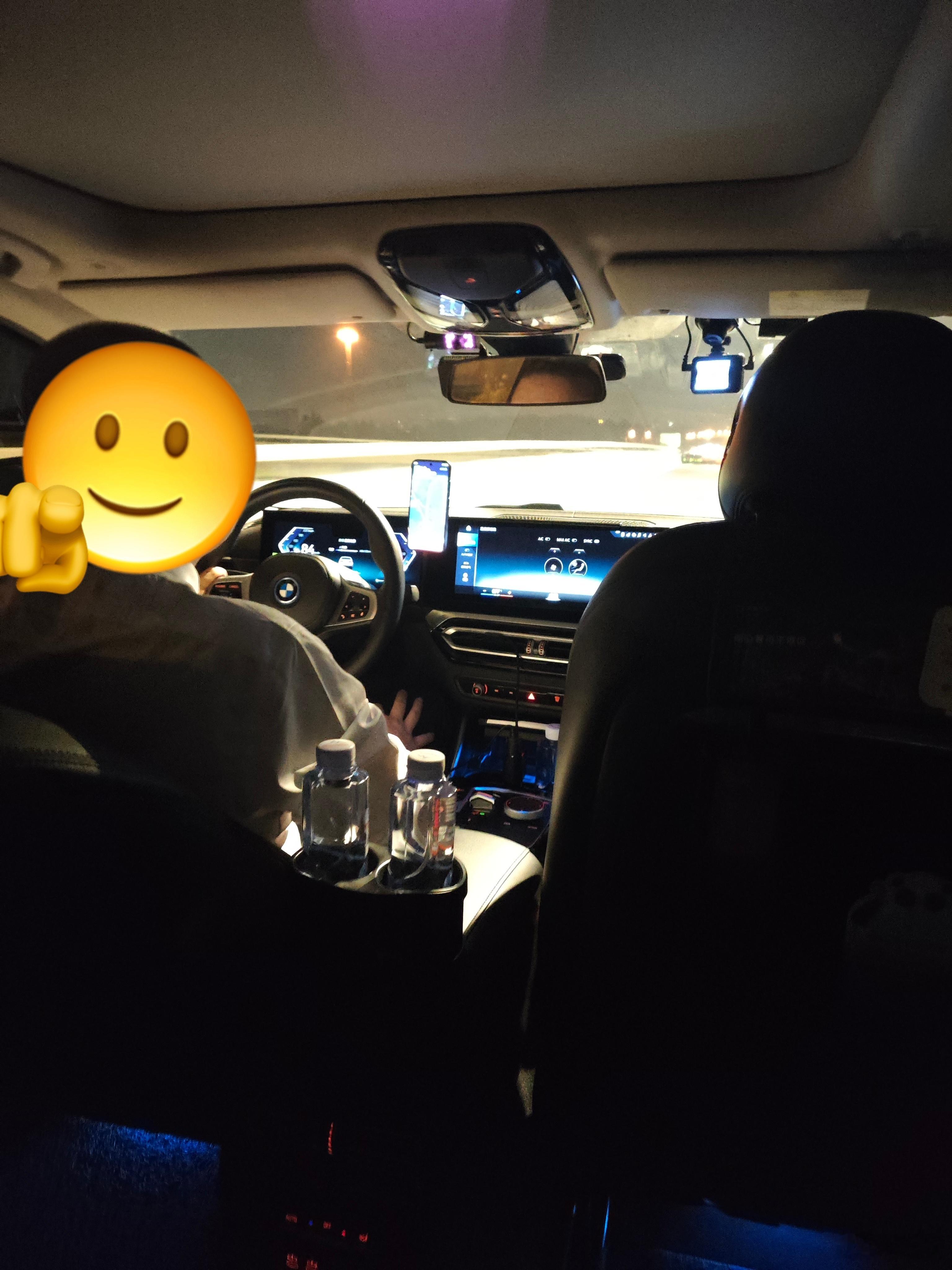 打专车第一次遇到宝马i3，开得干脆利落，大概是打车从机场回家最快的一次。 ​​​