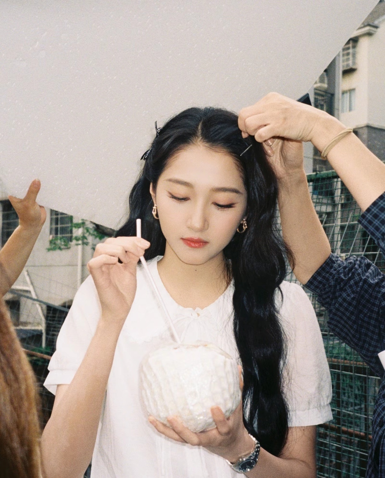 耀眼演出了清爽的异性恋青春海岛甜剧，自带夏日专属的温柔松弛感