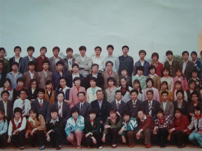 晒晒我的高中毕业合照1990年7月初，我在武城一中高中毕业，这是36年前的毕业照