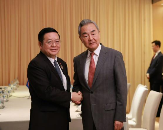 高规格安排中国！当地时间7月21日，中国外交部长王毅抵达菲律宾马尼拉，在现场受到