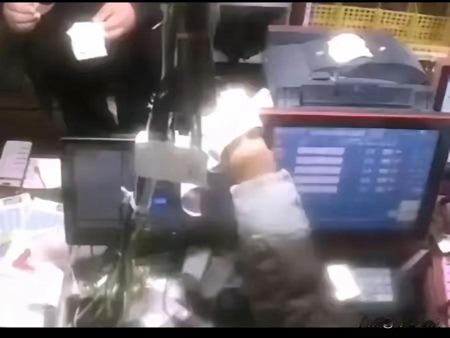 根据您提供的情况和相关法律法规，朱女士要找回错付的彩票，存在一定的困难，但仍有可