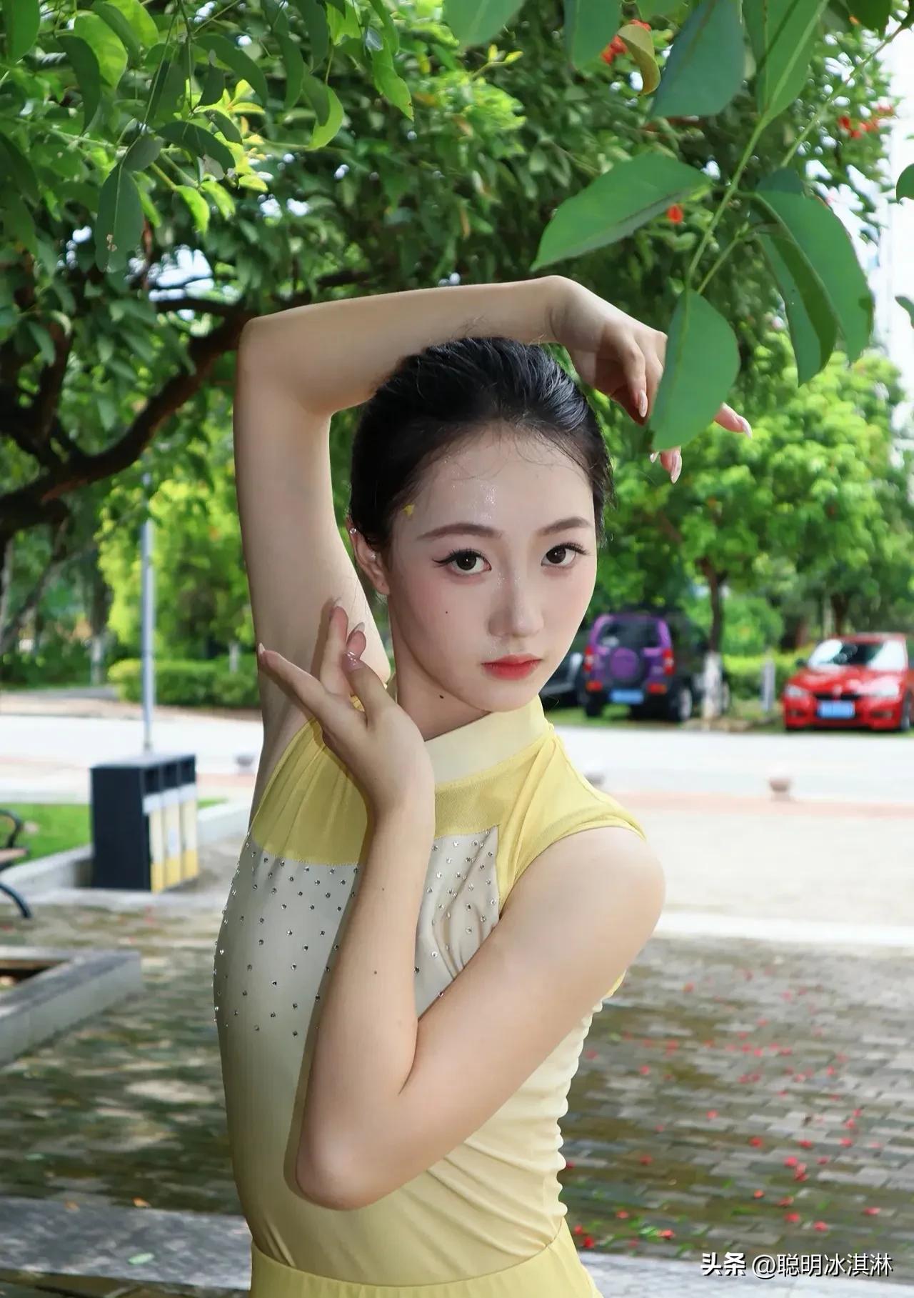 舞蹈是刻在骨子里的浪漫 
每天练舞不是为了掌声，  
而是脚尖触地时的心跳节拍。