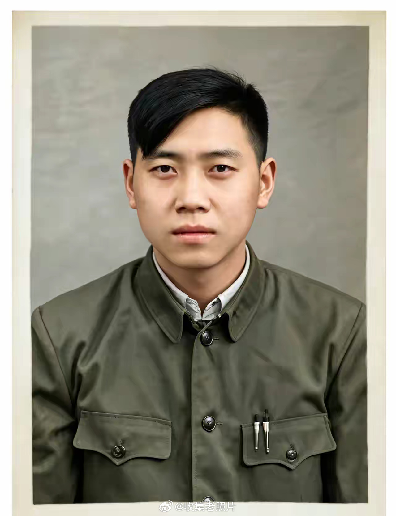1952年，邱少云同志送给战友陈大权的照片。他身着绿军装，眉目俊朗、眼神坚定。这