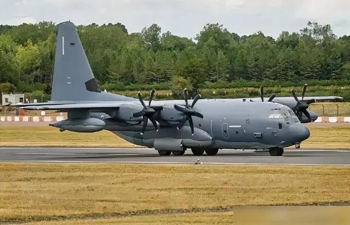 这就是打扫战场的好处！伊朗在美国炸毁的两架C-130运输机残骸里扒出来一具美军士