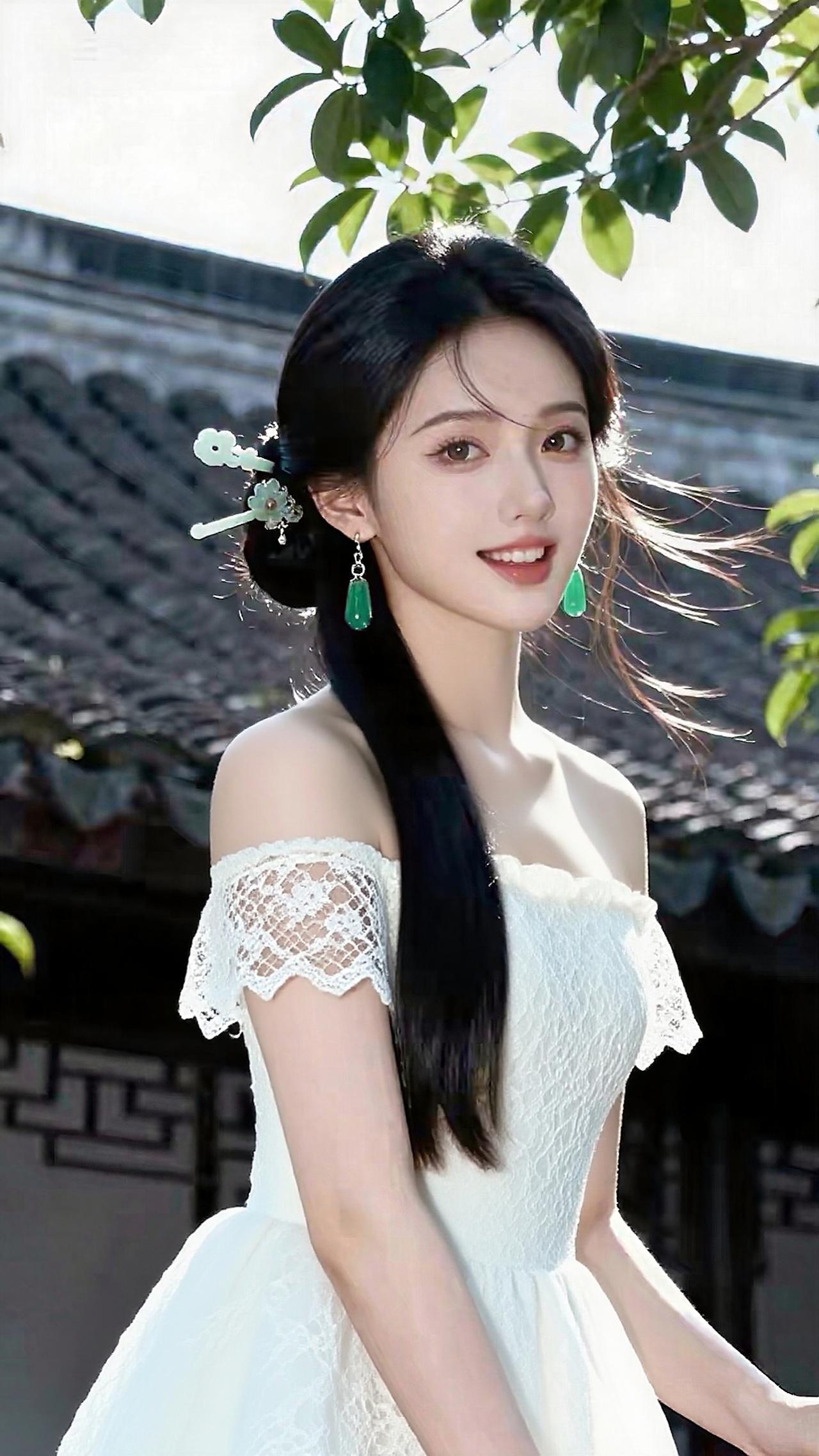 一字肩设计精致勾勒出柔美的肩颈线条，镂空蕾丝质感细腻又浪漫，尽显优雅纯欲。乌黑长