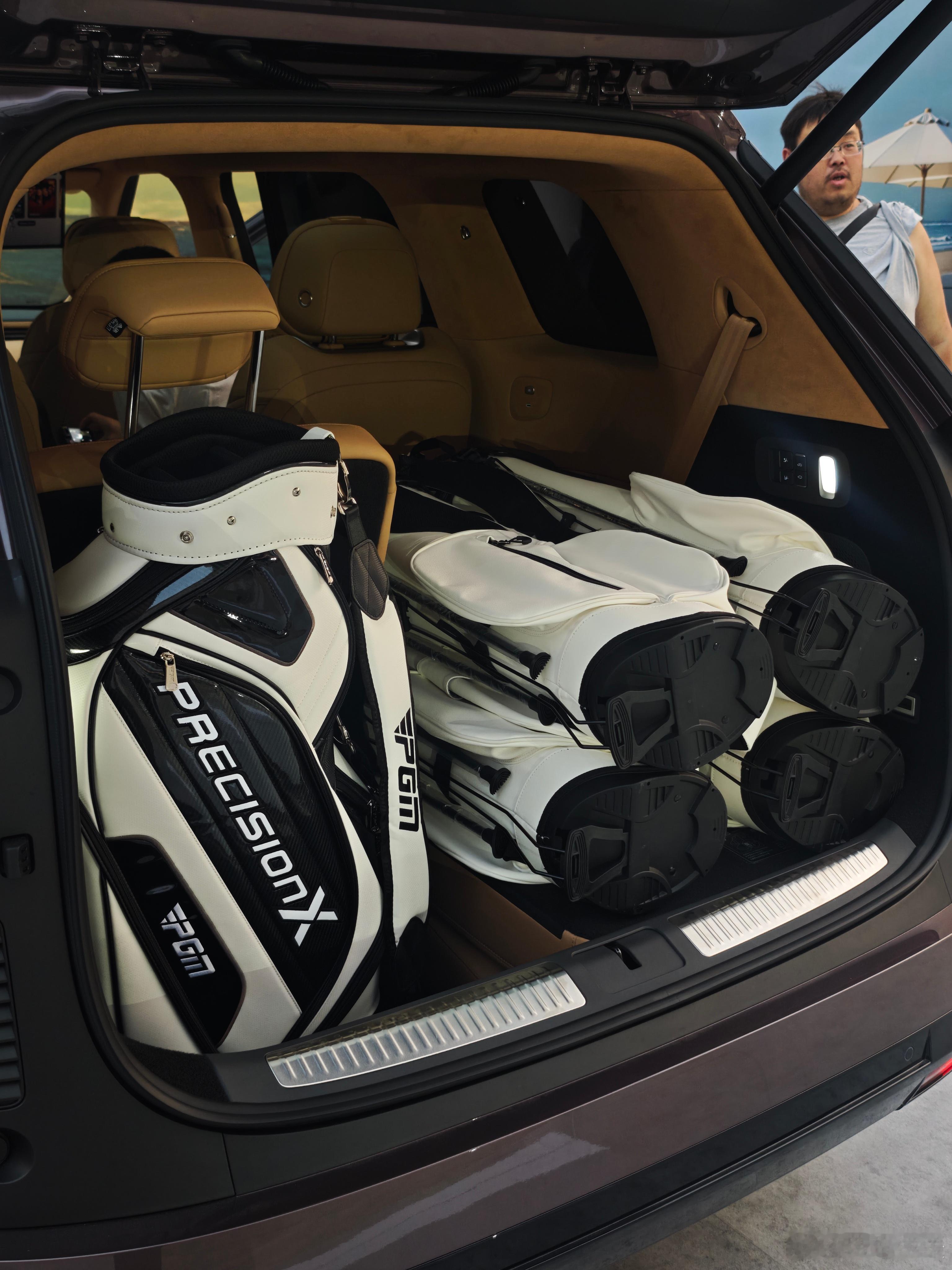 终于摸到小鹏GX这台车了，不得不说整台车的质感已经比G9好很多了，空间也是没问题