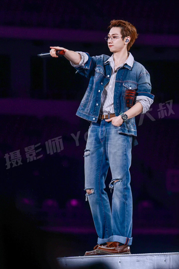 汪苏泷演唱会照镜子 平时我们大多都是看舞台大屏上的他，镜子倒影捕捉到不一样的气质
