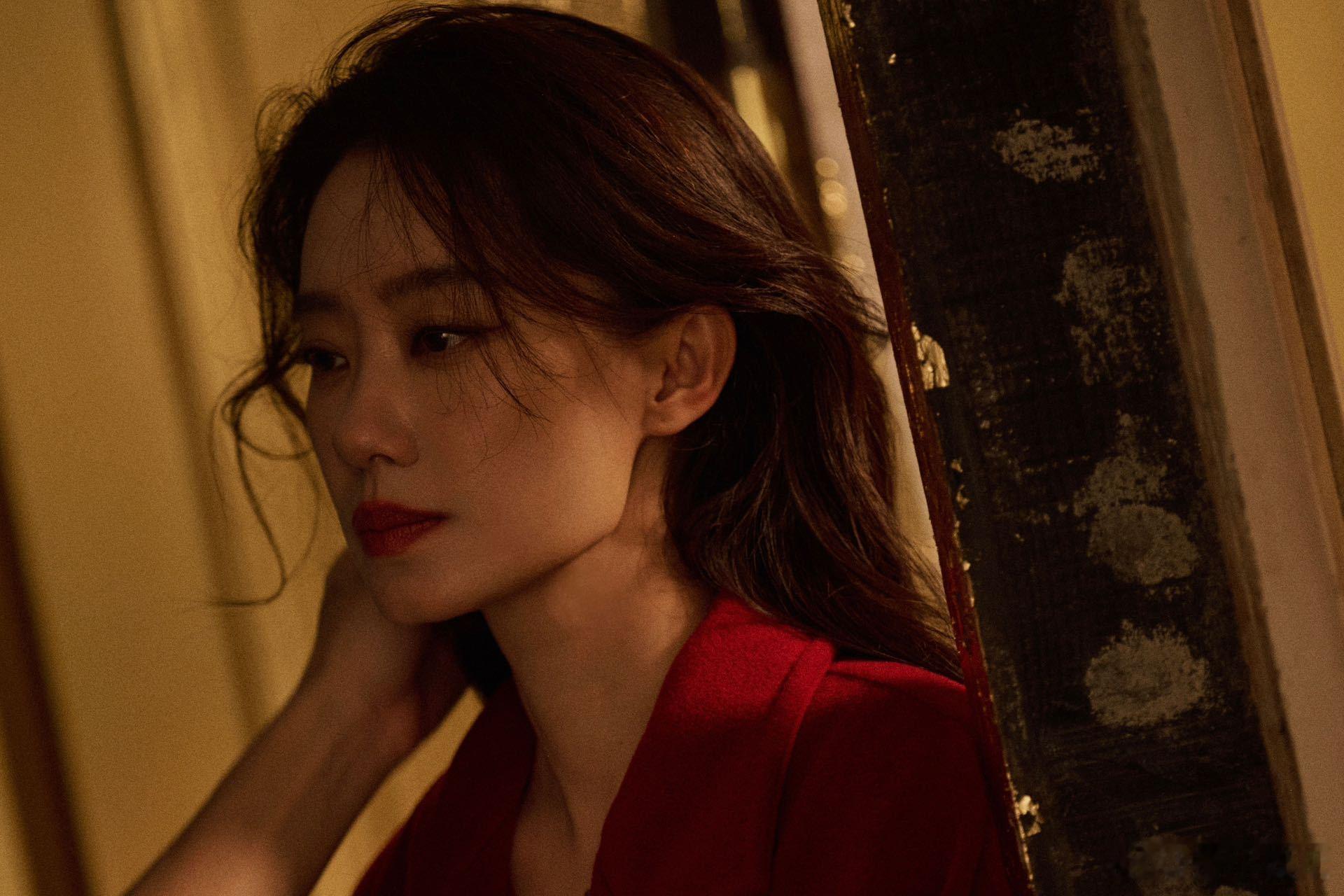 张小斐 半年三本五大刊斐妈杀疯了！半年连刷《ELLE》《VOGUE》《时尚COS