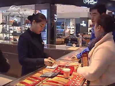 太不要脸了！”天津，一男子和女友到商场逛街，遇拿金条挑战活动，男子成功将25斤金