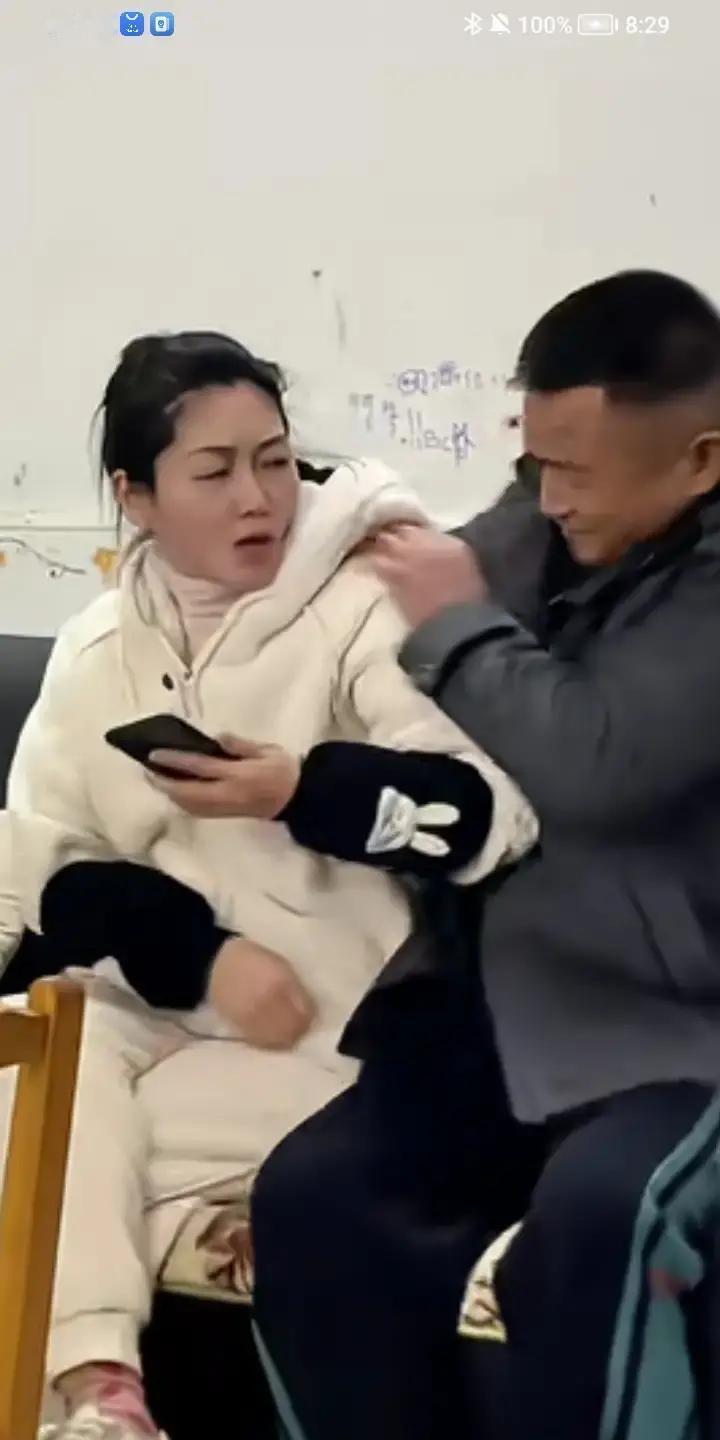 刷到一条短视频，女儿举着手机拍爸妈，农民工老爸刚下车，想抱一下老妈，老妈一把推开