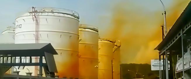 在印度尼西亚的一家工厂发生了化学品泄漏。

辛橙色烟笼罩在城市的上空在印度尼西亚