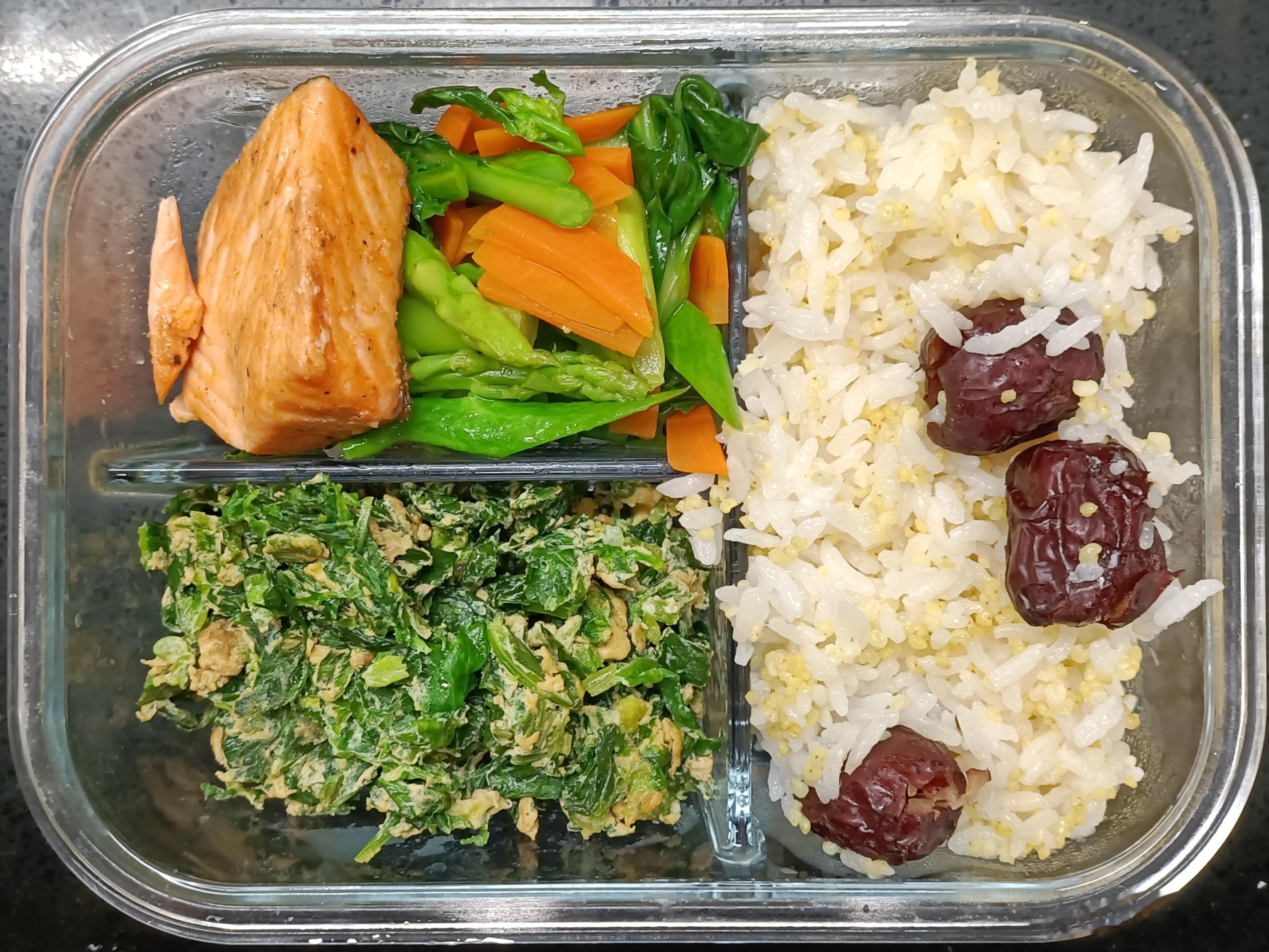 #儿子的午餐##这个问题吃什么# 小米大黄米三米饭，芹菜叶炒鸡蛋，芥蓝芦笋炒胡萝