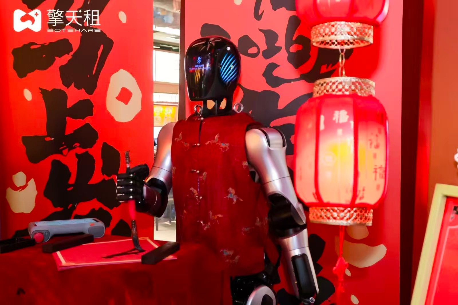 上海大豫园的科技新春，由擎天租实力打造！灯会专属展位内，机器人执笔手写福字，一笔