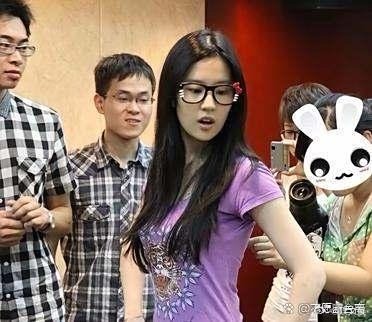 偶遇刘亦菲素颜戴眼镜，像街角的邻家姑娘，安静自然，亲切动人。 ​​​
