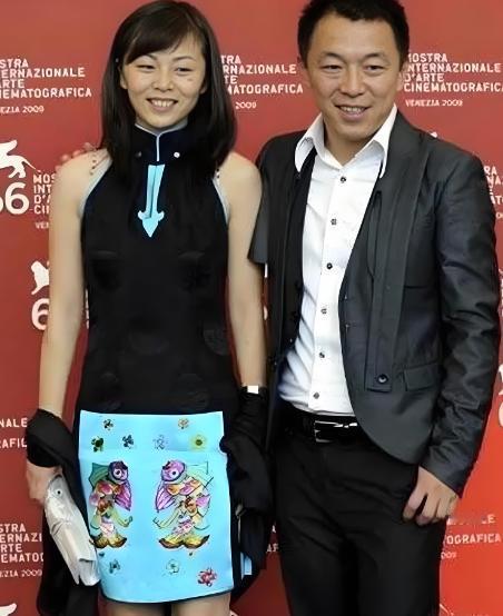 记者问黄渤：你现在成名了有钱了，有没有想过要换老婆？”黄渤却说：“我老婆小欧虽然