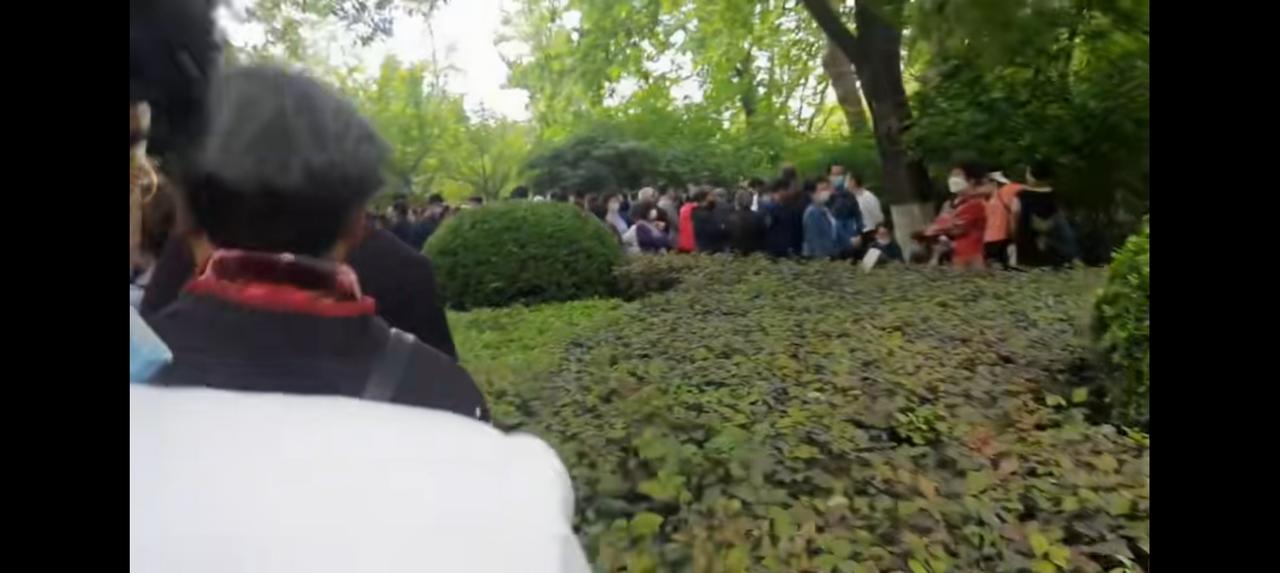 西安某公园，这么火爆？——
网上视频：西安某公园，人山人海，相亲大会。



