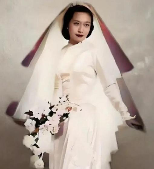 这是1950年，杜聿明长女杜致礼女士结婚时拍的婚纱照，照片中杜致礼手持捧花，面容