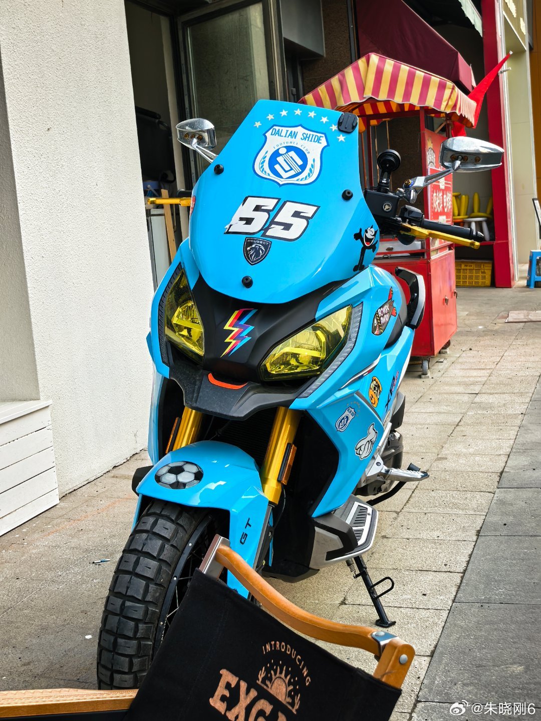 这台摩托的主人在大连足球圈可有故事了 