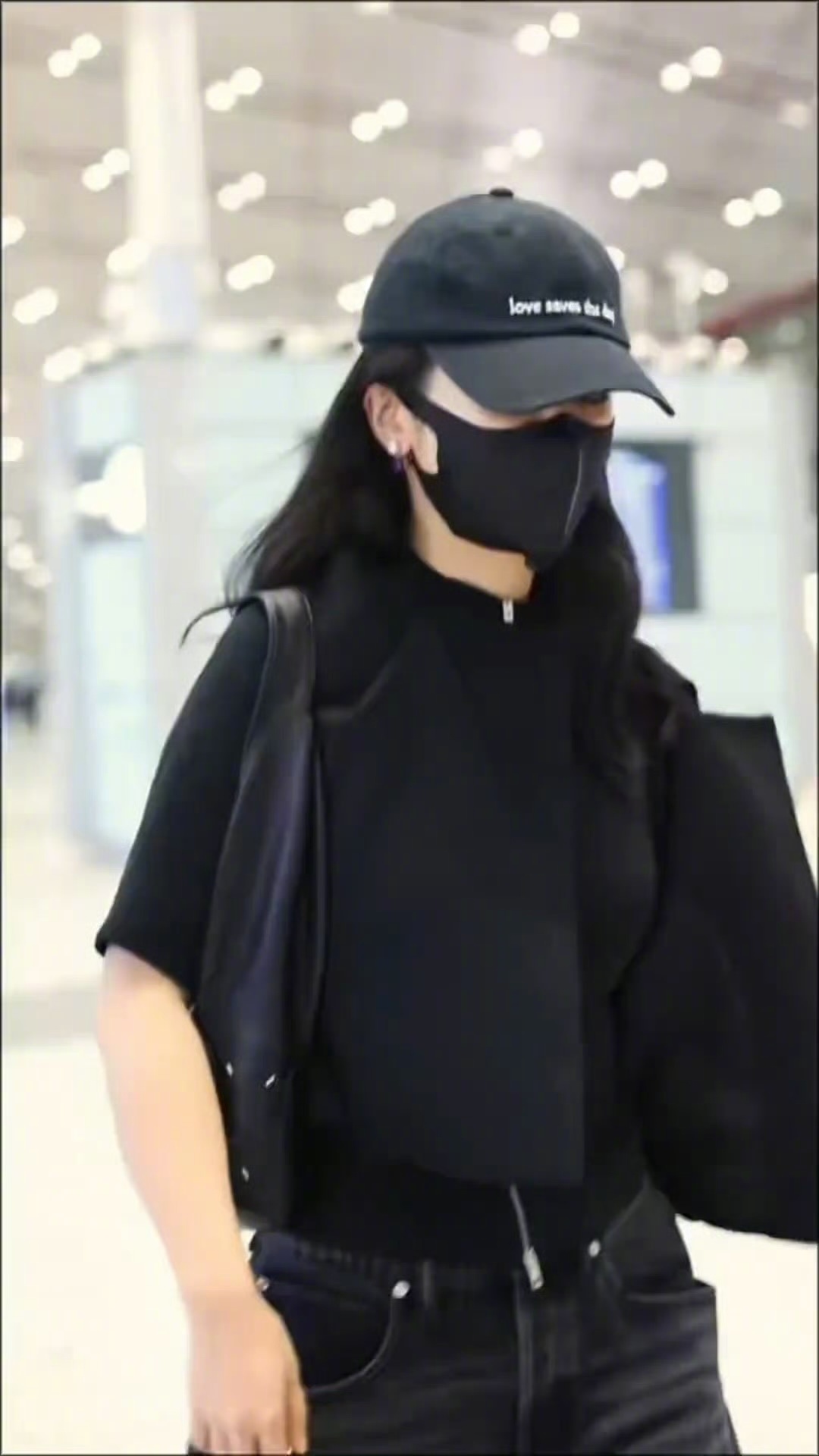 #早安咪语##杨紫米兰出发#all black的紫妹酷感拉满。这身look帅气又