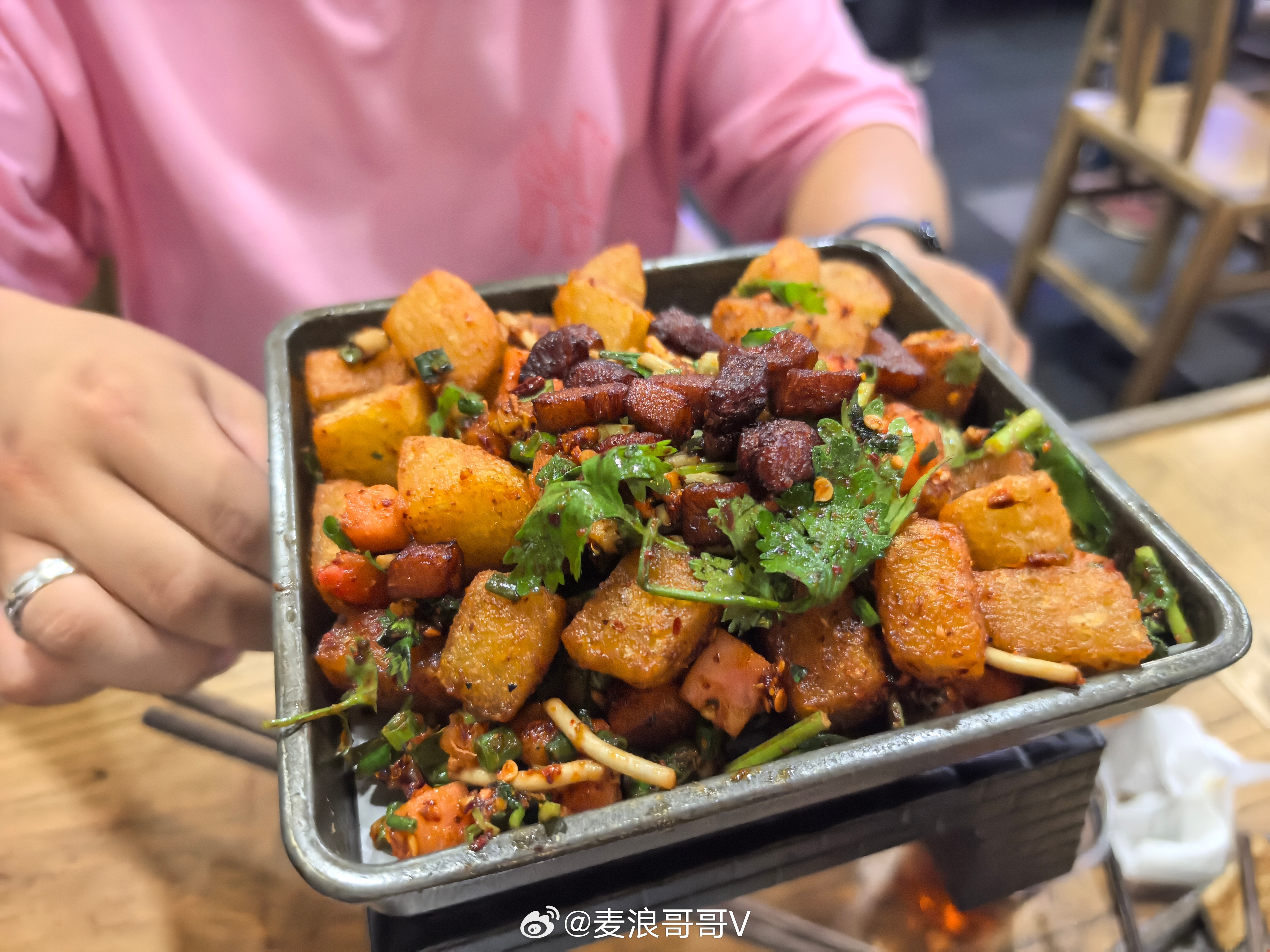 昨晚上尝了一下贵阳这边的特色酸汤牛肉锅 酸酸的还挺好吃 这家涮的蔬菜都是自助随便