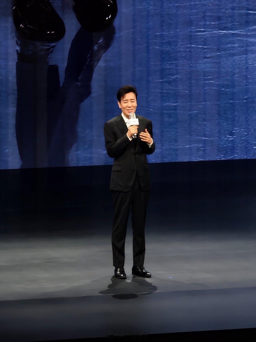 于和伟来了问界M9发布会现场，他作为老车主，已经开了2万公里，现场聊起用车体验特