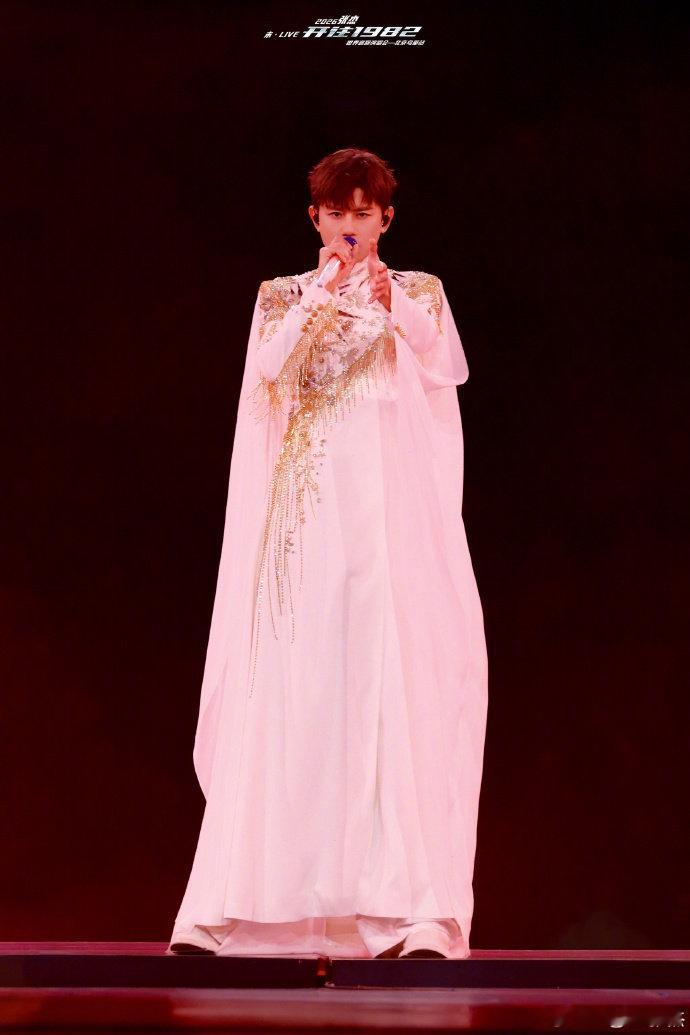 张杰张杰遇到了最懂他的灯光鸟巢顶级舞美不负热爱！张杰《轻舟》歌声婉转治愈，光影设