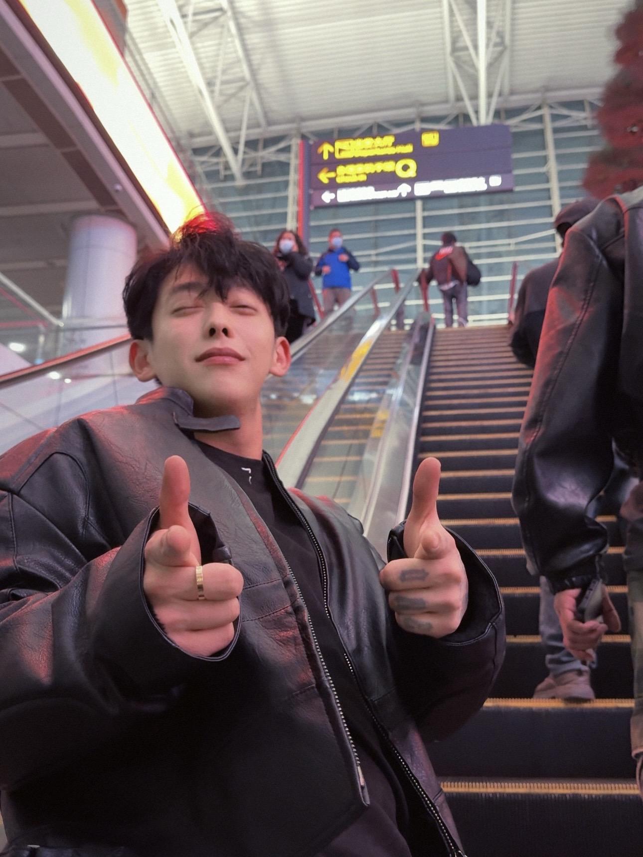 认真工作 用心生活～新的vlog和原创设计的春款衣服都已经筹备制作完成...