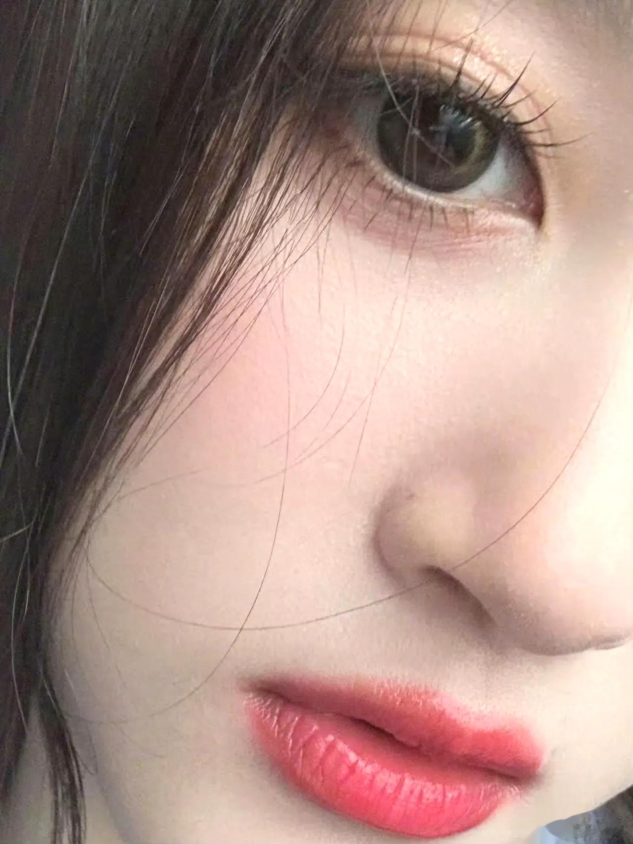 关晓彤自拍好嫩嫩，
鼻子上绒毛都清晰可见。
这是鹿晗的沉浸式体验吗？
有种关美女