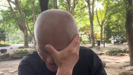 在上海街头，有个大爷头发全白了，正弯着腰捡地上的空瓶子。他那佝偻的背影在热闹的大