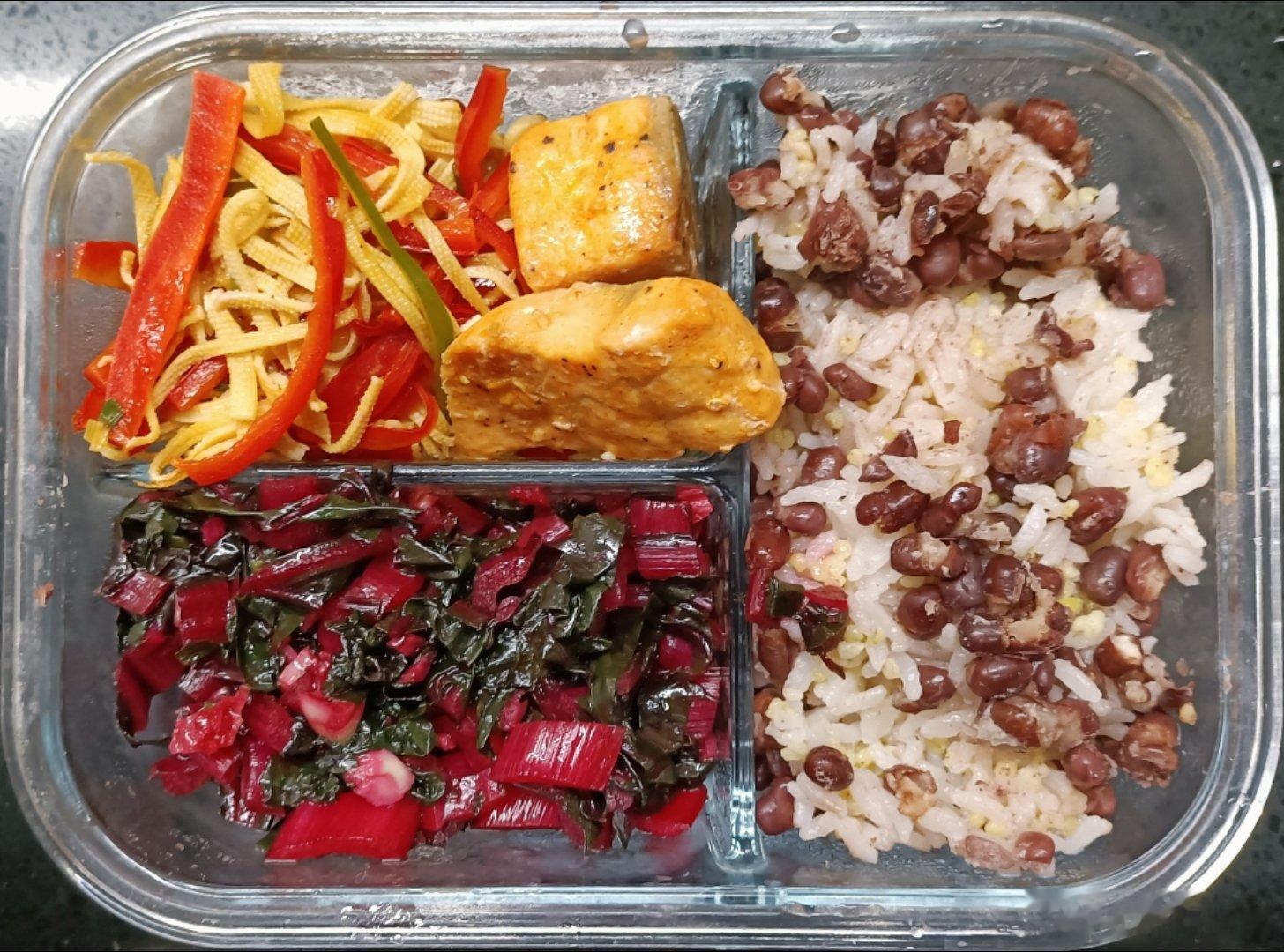#儿子的午餐##这个问题吃什么# 红豆大黄米米饭，彩椒豆腐皮，蒜蓉红甜菜，煎三文