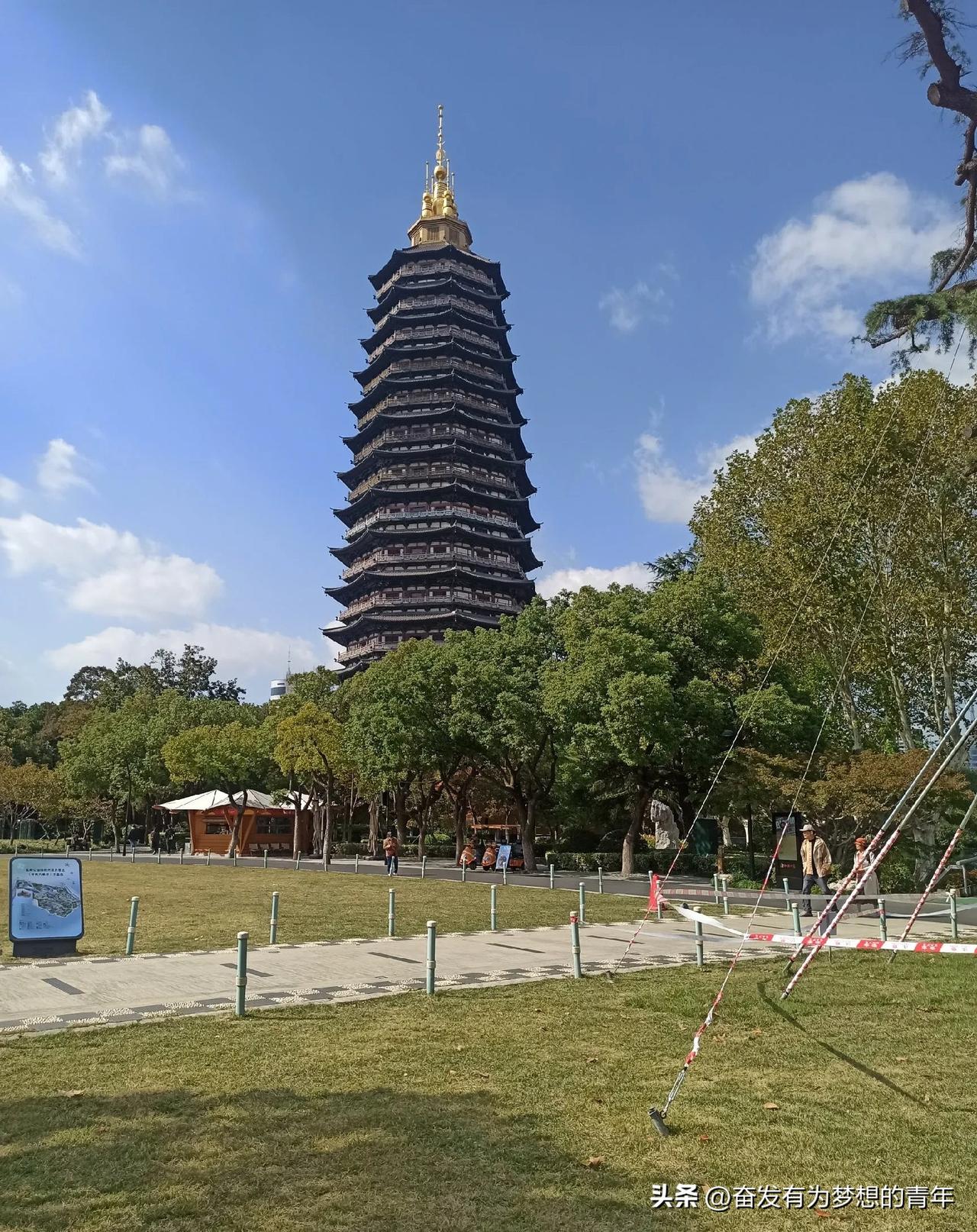 昨天买车票纠结了半天。坐高铁回老家，我们两个人需要车票钱500元。到终点共需两个