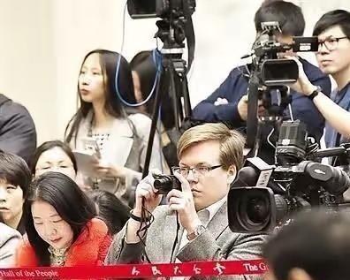 “正在崛起”四个字，被英国首相亲手扔进了垃圾桶。
斯塔默人还没到北京，就先承认中