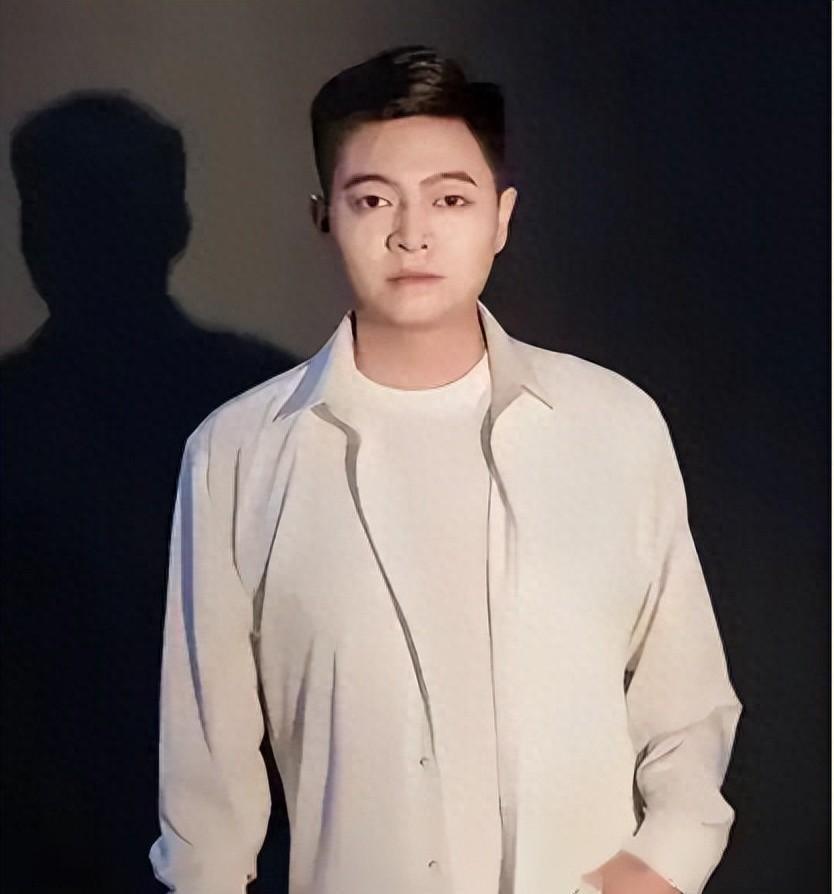 32岁网红“云南阿奎”直播时突发脑溢血，昏迷8天后离世，留下4个孩子和26岁的妻