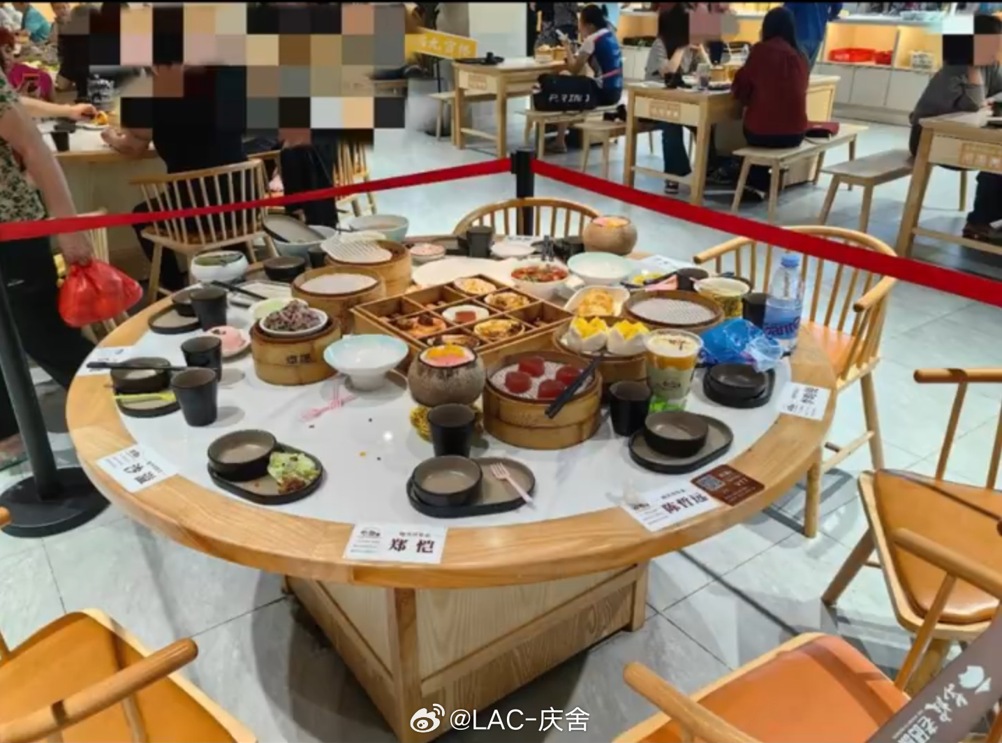 店家回应留奔跑吧明星剩饭  这标题取的还以为明星浪费食物原来是明星录完跑男离开后