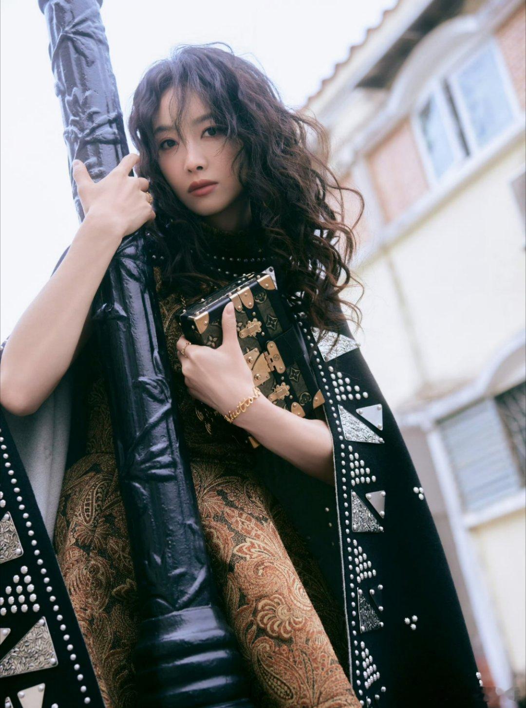 品牌代言人宋茜一袭廓形大衣亮相，烟熏妆配红唇冷艳吸睛，松弛气场完美诠释“柔韧之力