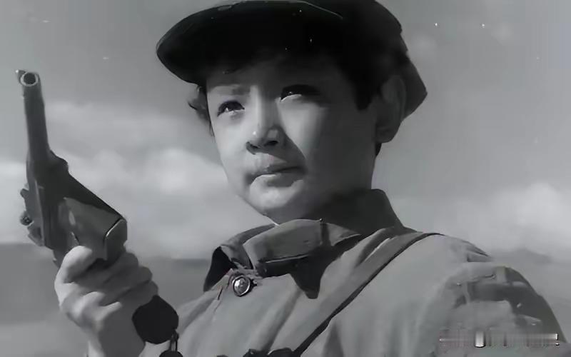 1955年全军授衔现场，一位年轻军官格外醒目。年仅29岁，被授予中校军衔，可履历