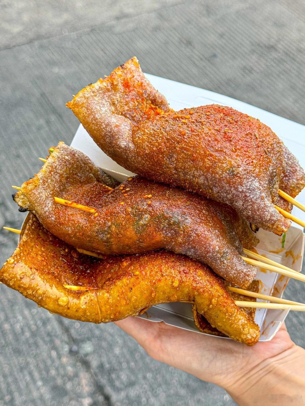 苕皮的千层套路 刷到美食纪录片介绍地方特色小吃。想到有种苕皮吃法，把苕皮煮进酸辣
