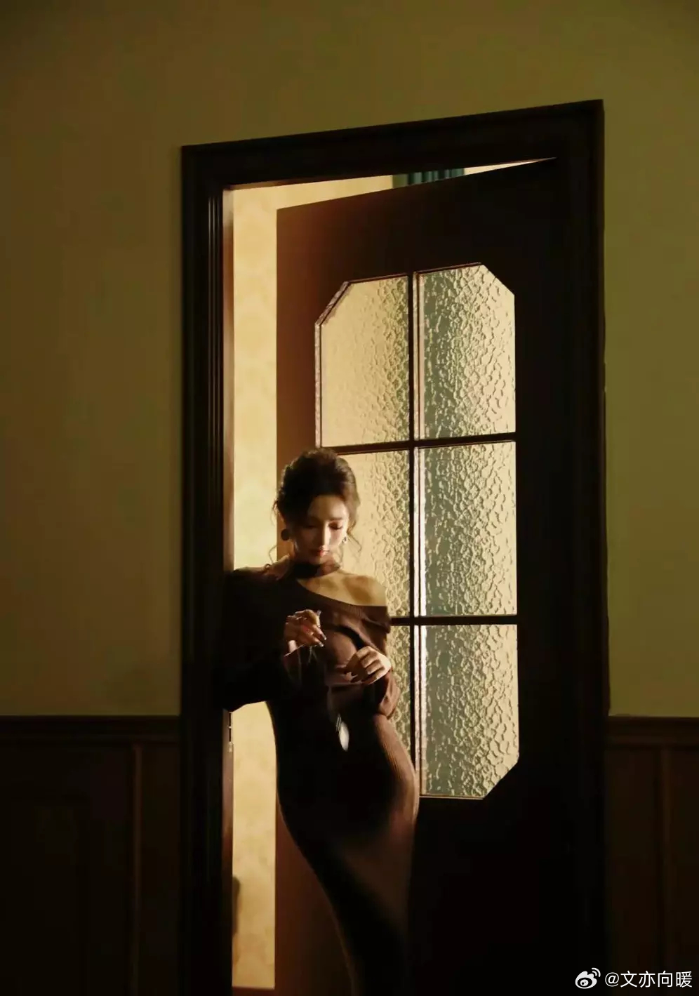 彭小苒穿咖色露肩针织裙，在暖光房间里尽显慵懒优雅。 