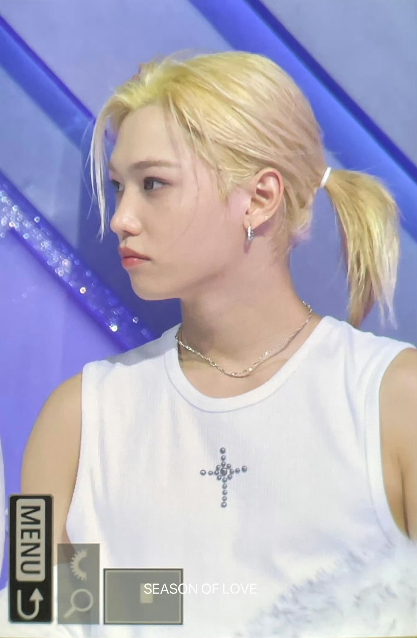 其实这个女嗨只用了一根白色发绳 