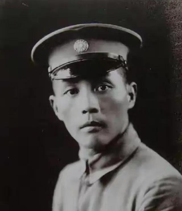 1933年，被派去江西前线围剿红军的钱大钧在火车上偶然碰见陈赓，在一番交谈后，却