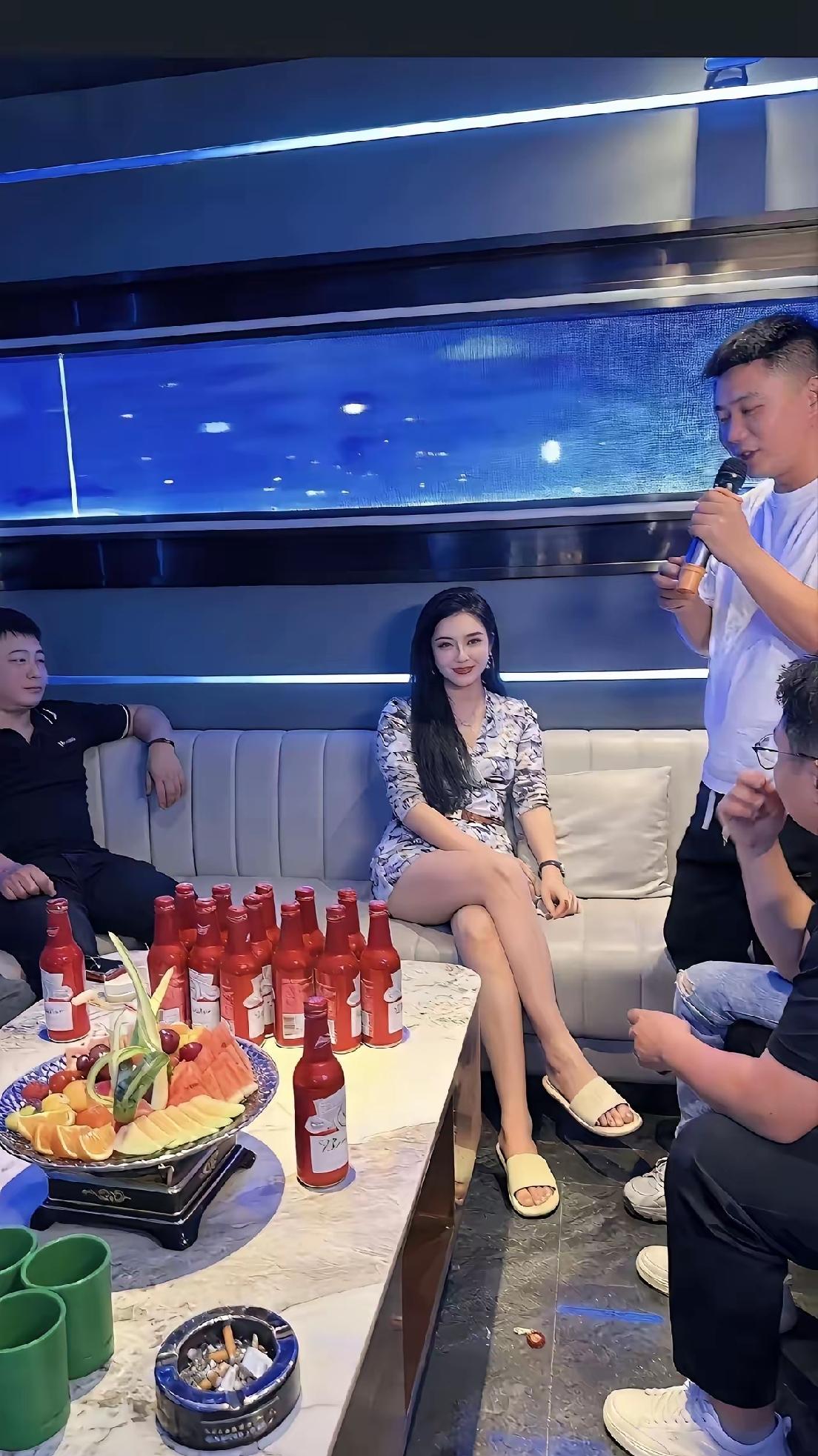 这一桌消费最低都要5000吧，这还是我们这种三线城市的消费，如果是在一二线城市我