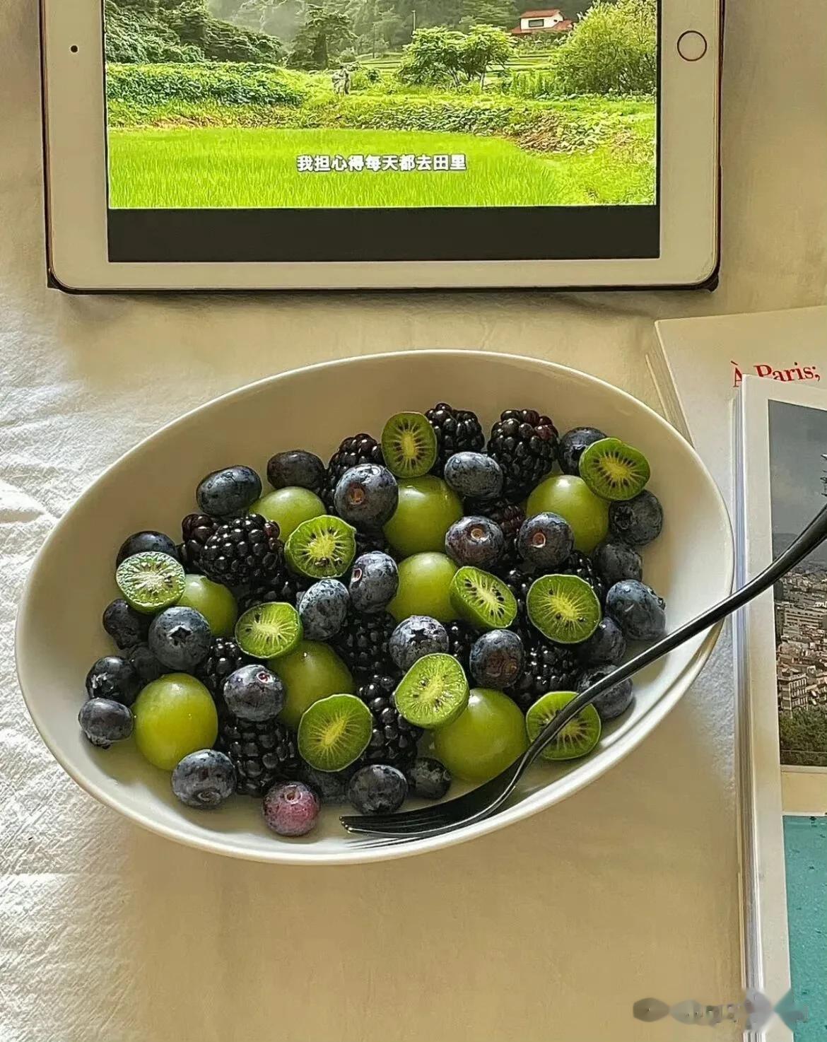 #我的美食日志# 
阳光在玩一种很新的东西！
把自己偷藏进果子里
导致我咬一口才