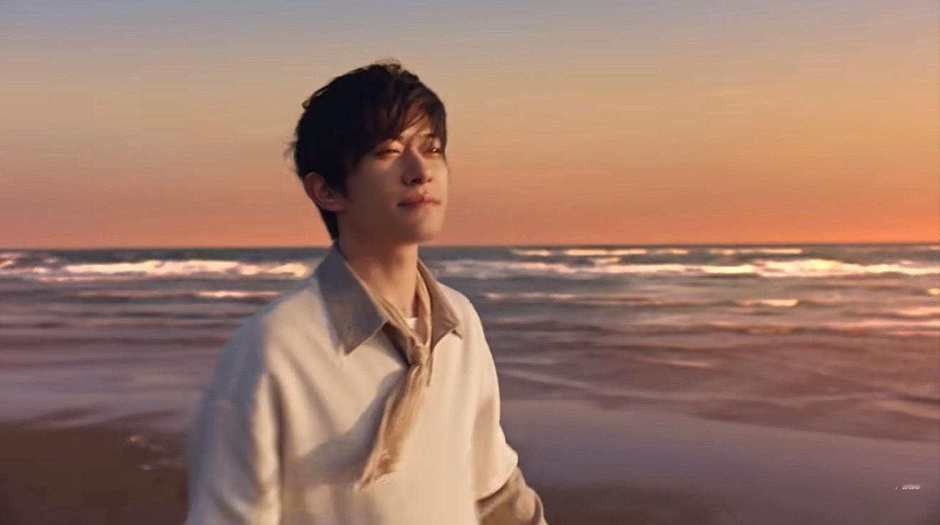 易烊千玺 华为易烊千玺往那一站，青春和 sunset 都齐了，Pura90 这波