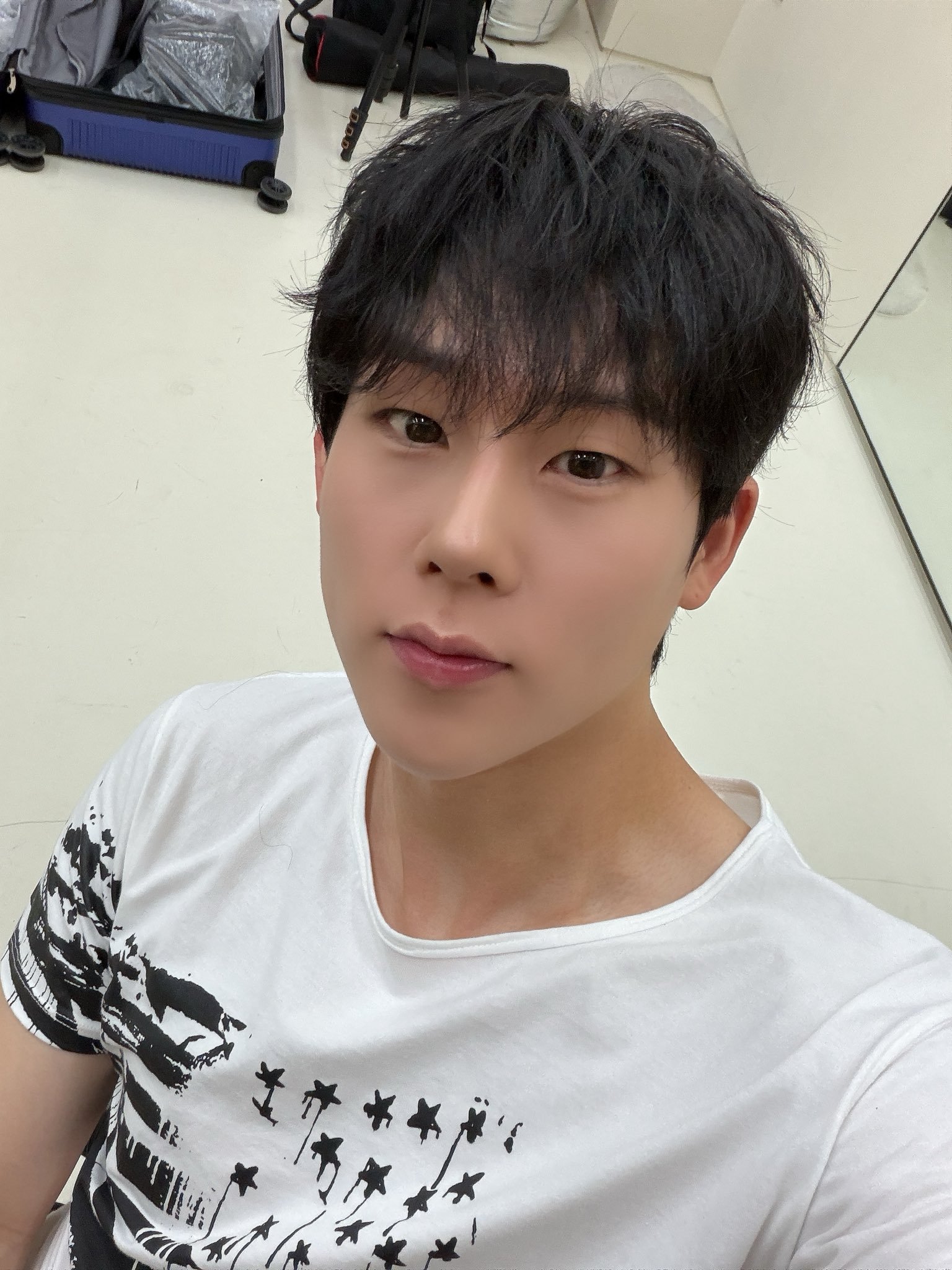 260708 官X更新 周宪相关今天做了MON吃到也GO庆州修学旅行的直播~~ 