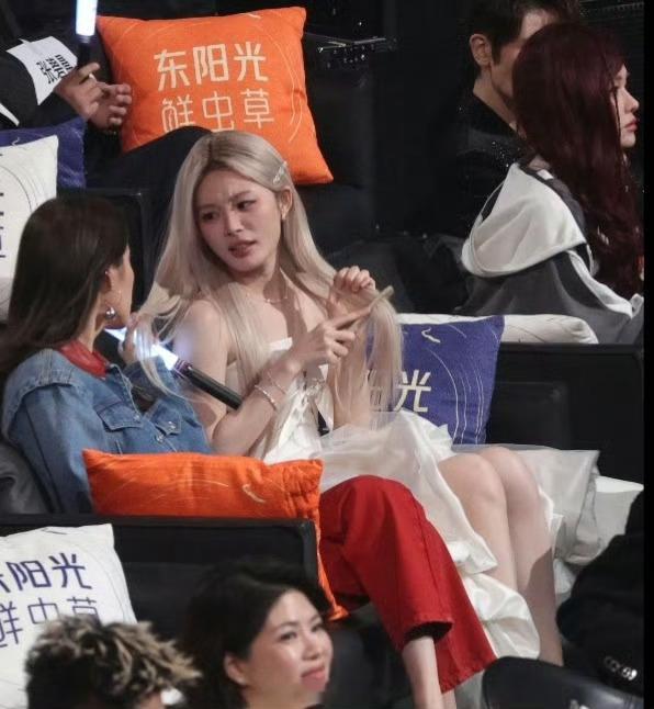 黄霄雲怎么成欧阳娜娜手办了黄霄雲欧阳娜娜姚晓棠小天使来的大型“手办”展示现场！黄