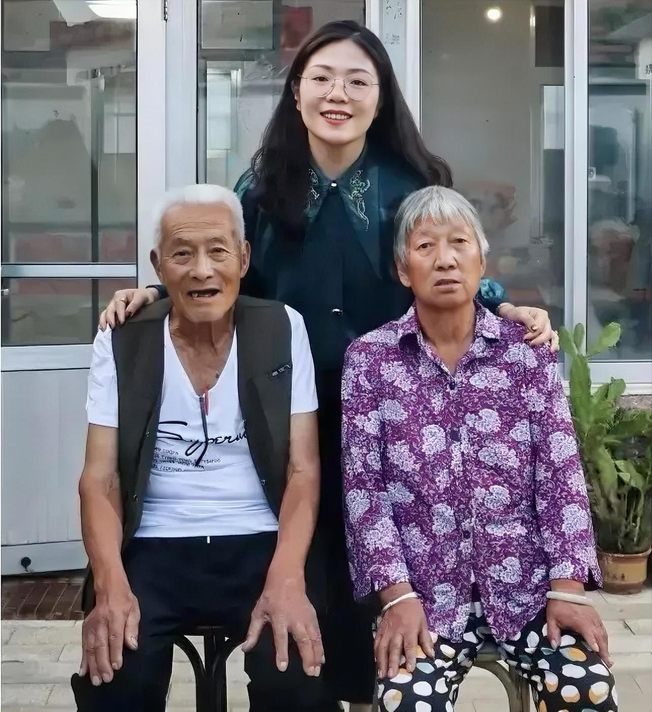 2018年，在山西有一位女孩子，她在北京地铁站里给一名老人指了路，并且还把自己仅