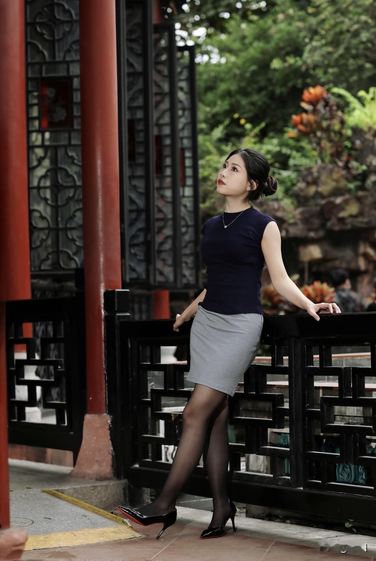 氛围感出片穿搭秋日暖阳下，古风庭院里，优雅女子倚栏微笑。