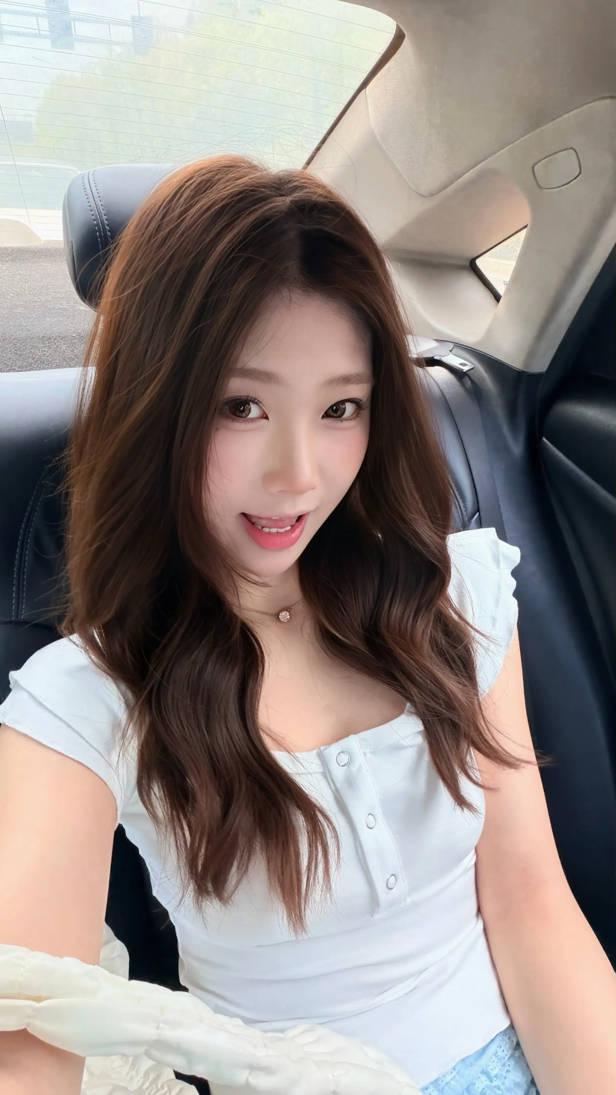 她的睫毛 弯的嘴角 无预警的对我笑