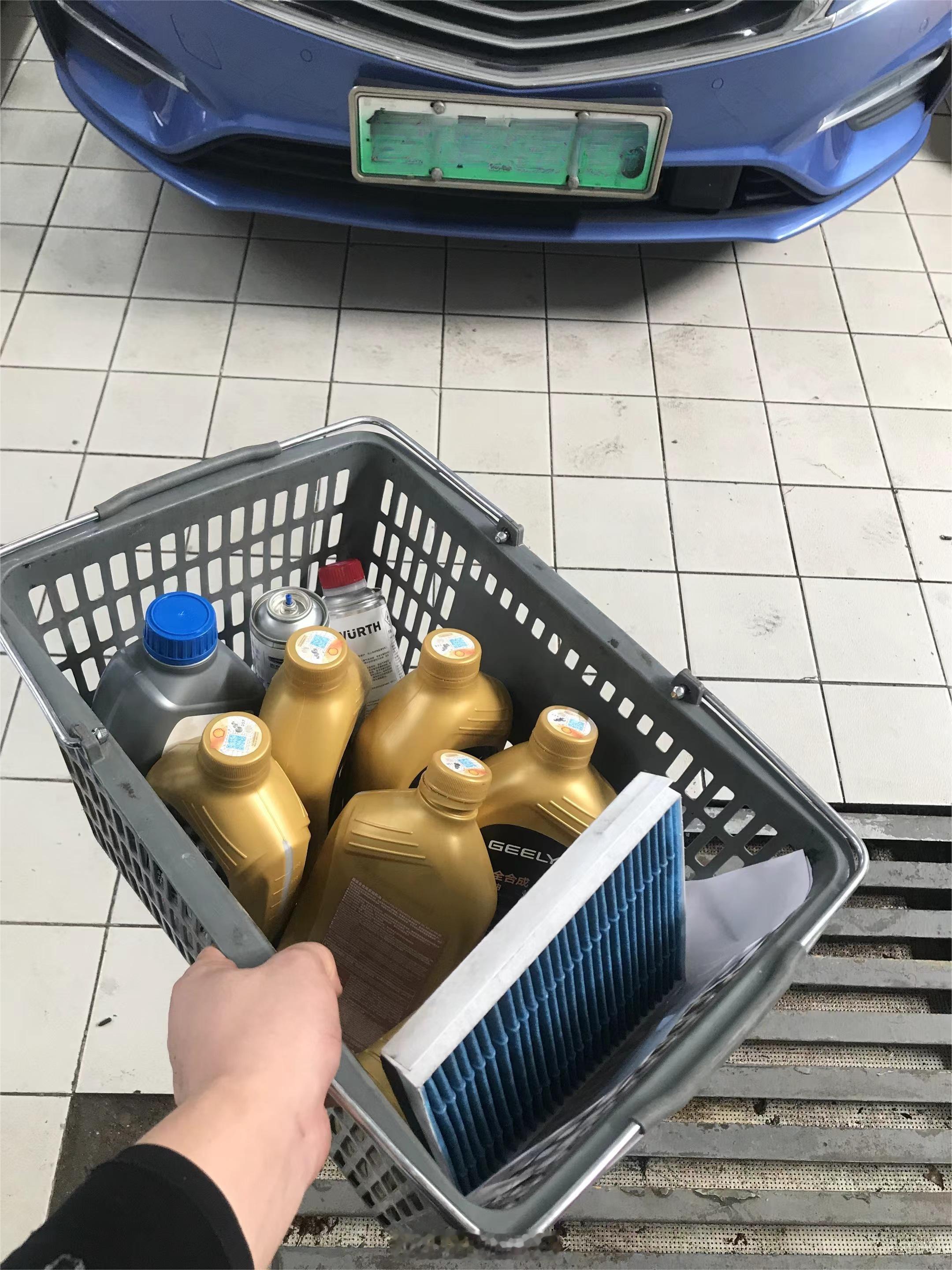 刚把手头三台车都保养了一遍，给大家说下情况：*豪华品牌紧凑型轿车，纯燃油车，7.